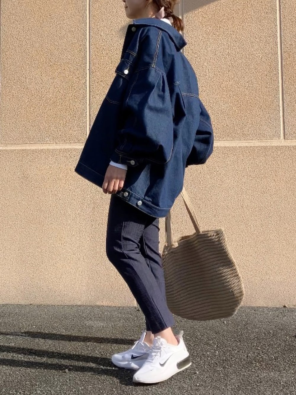 グレー系のベスト、ホワイト系のTシャツ/カットソー、ブルー系のデニムジャケットを着用したレディースの春コーディネートの4枚目の写真