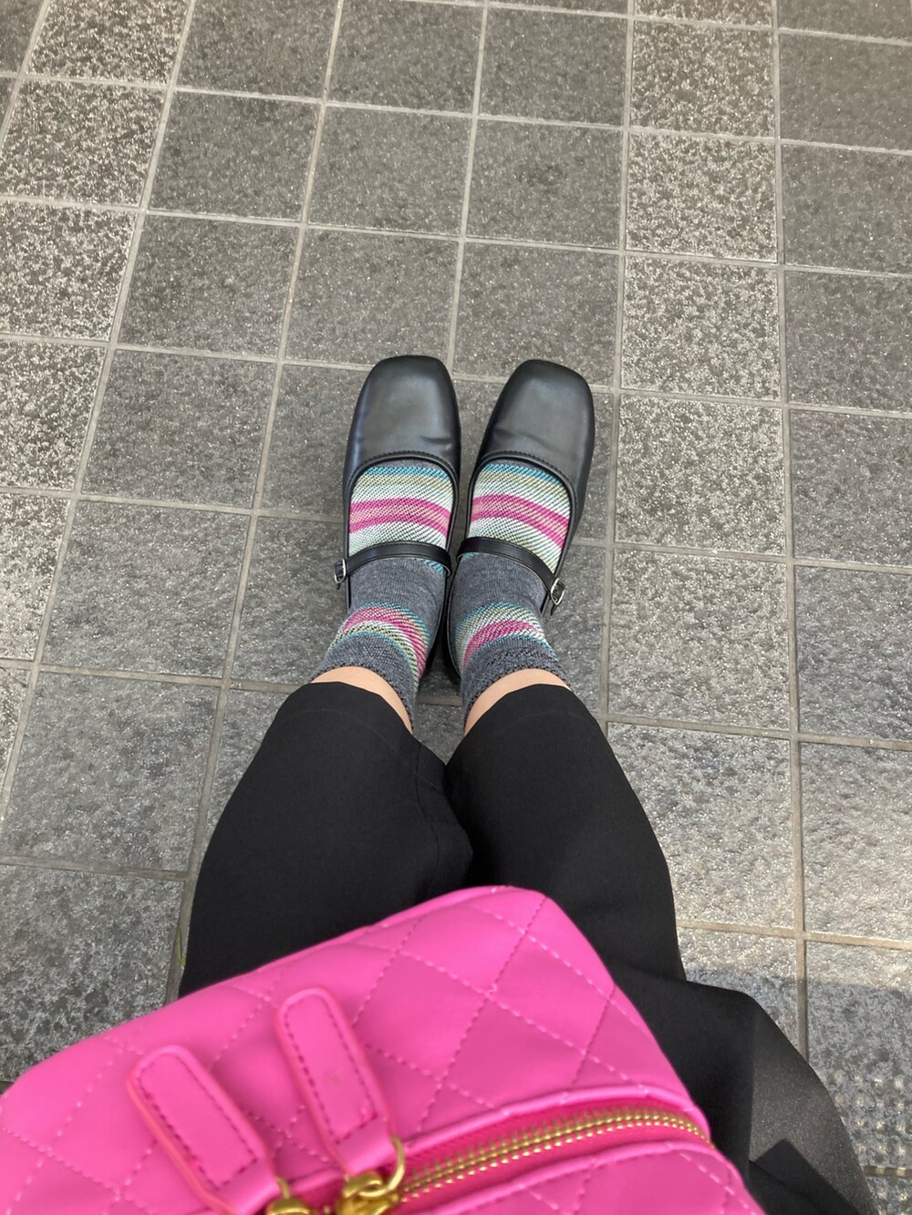 ブラック系のワンピース、ホワイト系のカーディガン/ボレロ、ブラック系のその他シューズを着用したレディースの秋コーディネートの2枚目の写真