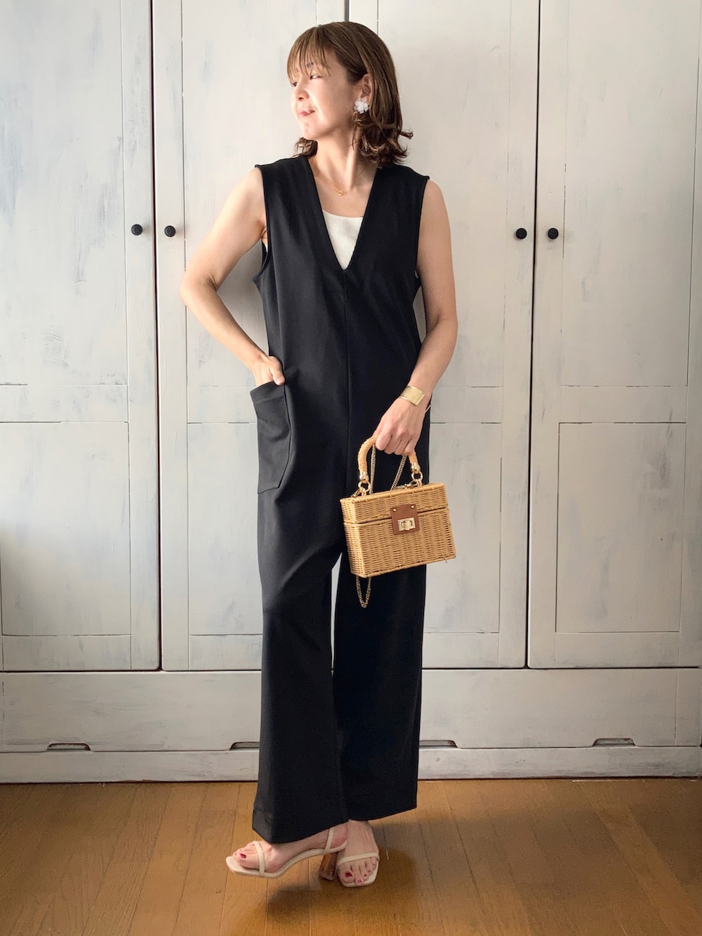 「オールインワン、つなぎ、きれいめカジュアル、大人カジュアル、apretro、タンクトップ、ピアス、EML、かごバッグ、ZARA、サンダル、クリアサンダル、モノトーン」｜「ap retroのポンチオールインワン　サロペット（つなぎ/オールインワン、ブラック系）」を使った、まゆみんさん（レディース・160cm）の春コーディネートの3枚目の写真