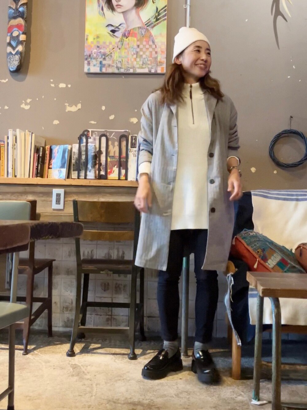 ブラック系のジャケット/アウター、ホワイト系のニット/セーター、ブラック系のローファーを着用したレディースの秋コーディネートの3枚目の写真