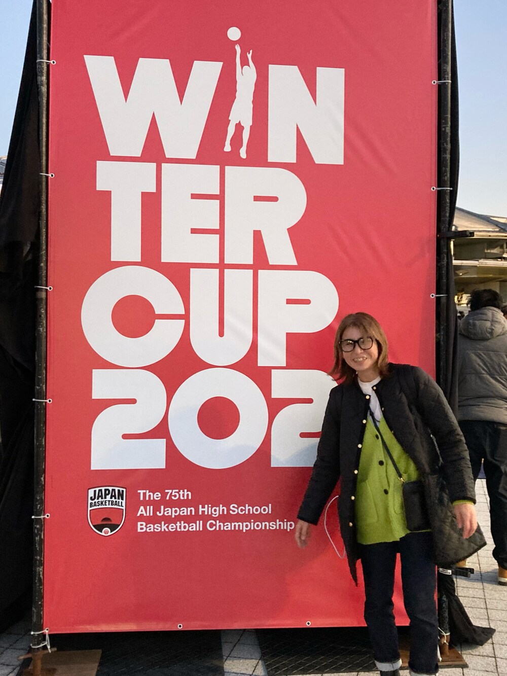 グリーン系のカーディガン/ボレロ、ブラック系のその他アウター、ブルー系のデニムパンツを着用したレディースの冬コーディネートの3枚目の写真