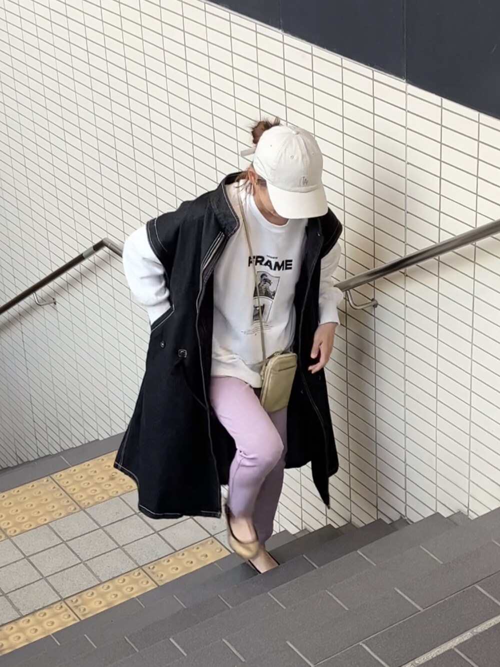 「旅行コーデ、パンプス、ゴールド、ButterflyTwists、ピンクパンツ、ARIKI、ラクチンコーデ、キャップ、NEW ERA、スウェット、apretro、40代ファッション」｜「BUTTERFLY TWISTSのSOPHIA NP_BLK/GLD（シューズ、ゴールド系）」を使った、まゆみんさん（レディース・160cm）の春コーディネートの2枚目の写真