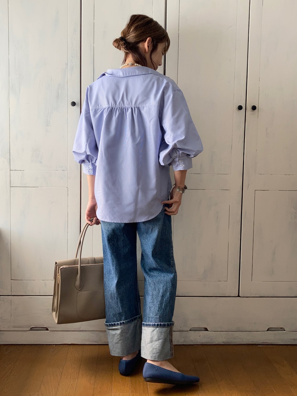 ブルー系のその他トップス、ブルー系のデニムパンツ、ブルー系のシューズを着用したレディースの春コーディネートの2枚目の写真