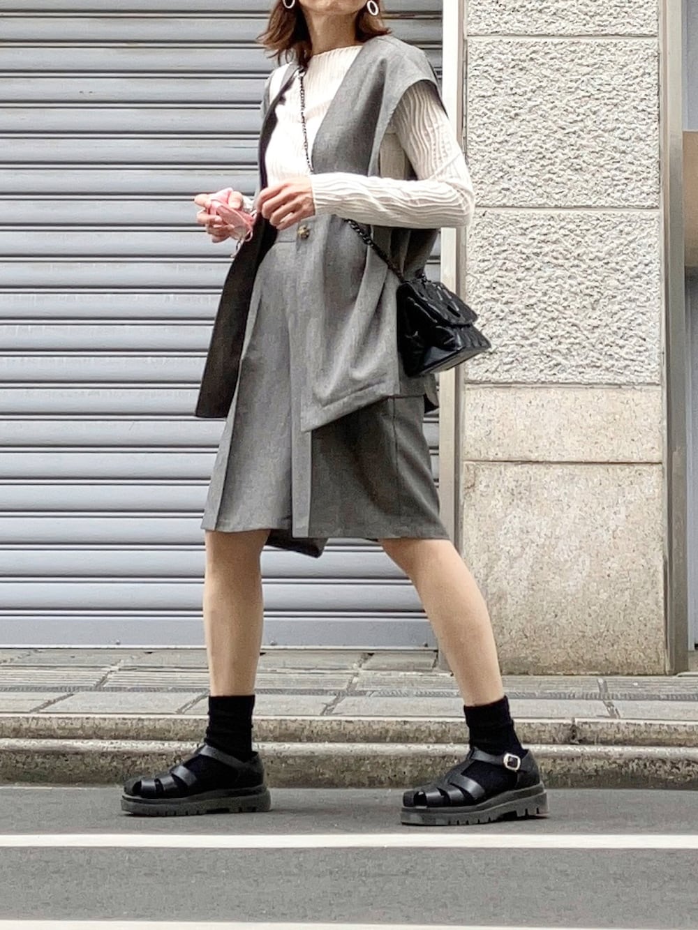「forksy、セットアップ、ベスト、ショートパンツ、ハーフパンツ、40代ファッション、キャップ、NEW ERA」|「ap retroのウェーブストライプメロウプルオーバー(Tシャツ/カットソー、ホワイト系)」を使った、まゆみんさん(レディース・160cm)の春コーディネートの3枚目の写真