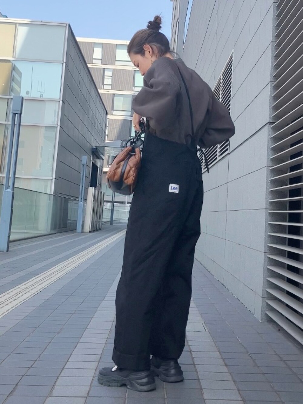 「Lee、リー、サロペット、オーバーオール、オールインワン、お仕事コーデ、40代ファッション、ZARA、Sockwell」|「Leeの【さらっと着れる】Lee/リー リラックスサロペット(サロペット/オーバーオール、ブラック系)」を使った、まゆみんさん(レディース・160cm)の春コーディネートの2枚目の写真