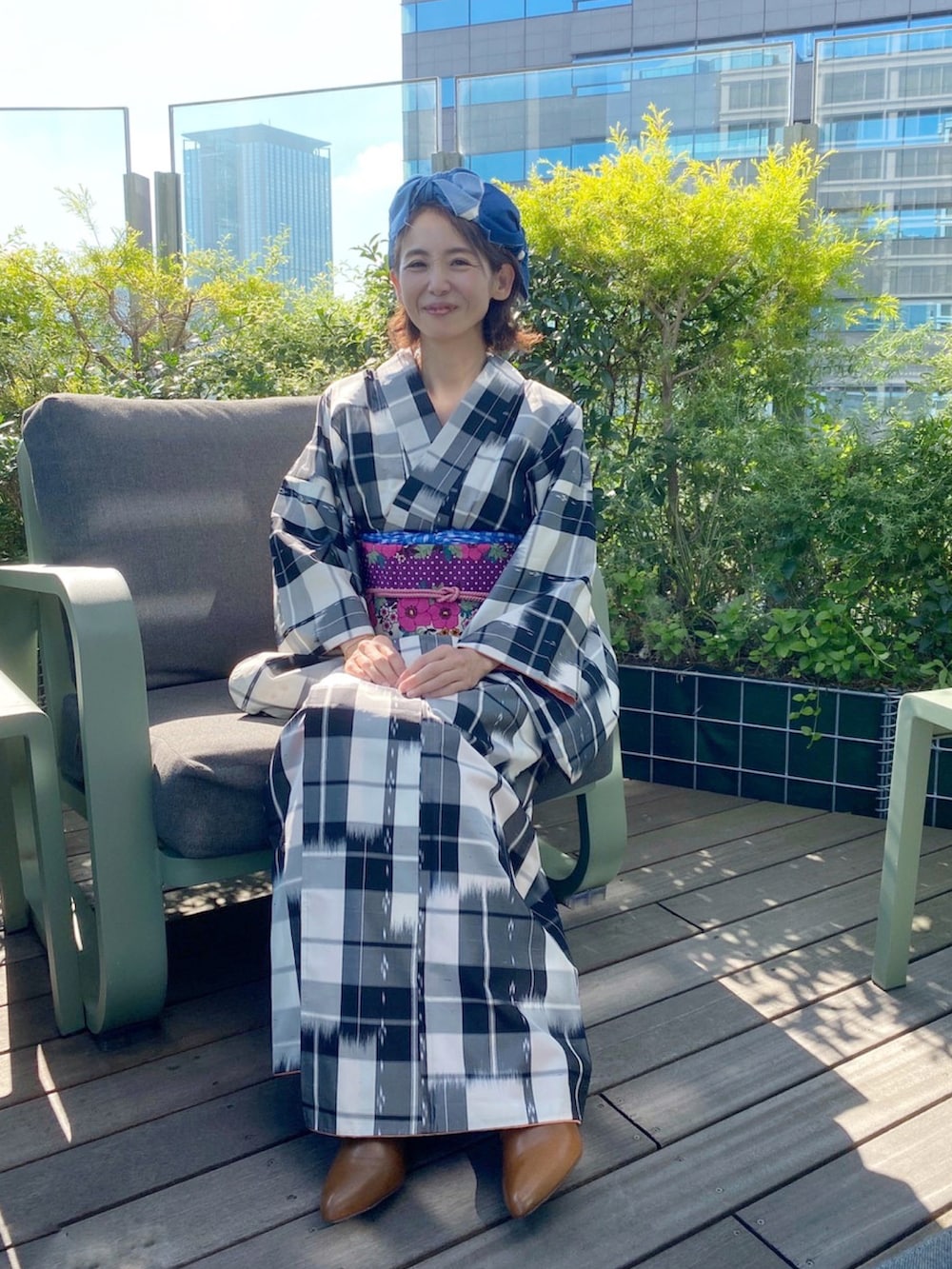 イエロー系のブーツ、ブラック系の着物、ブルー系のヘアバンドを着用したレディースの秋コーディネートの5枚目の写真