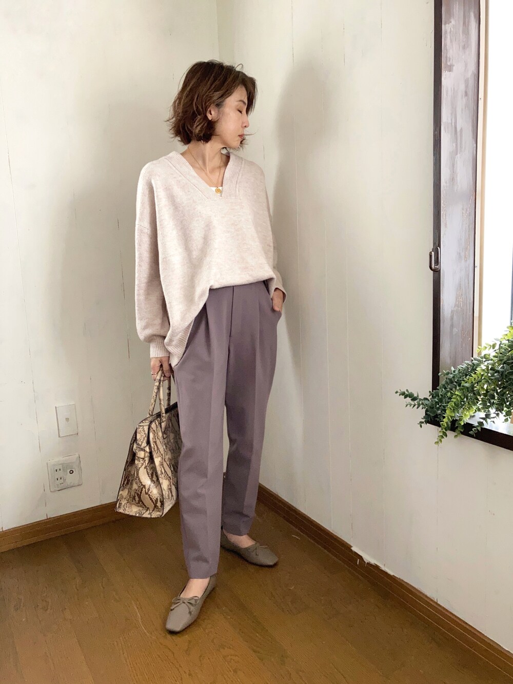 ホワイト系のニット/セーター、ブラウン系のその他パンツ、ベージュ系のパンプスを着用したレディースの冬コーディネートの2枚目の写真