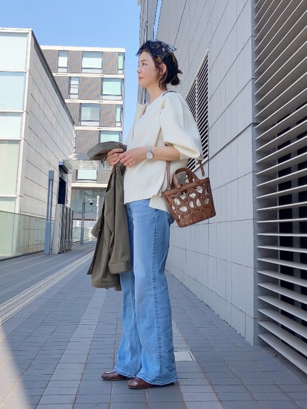 「apretro、ミリタリー、ブルゾン、M65、ヘアバンド、エドウィン、EDWIN、フレアパンツ、ZARA、カットワーク、ザラ、春アウター」｜「ap retroの2WAYブルゾン　M65　ミリタリーベスト（ミリタリージャケット、グリーン系）」を使った、まゆみんさん（レディース・160cm）の春コーディネートの4枚目の写真