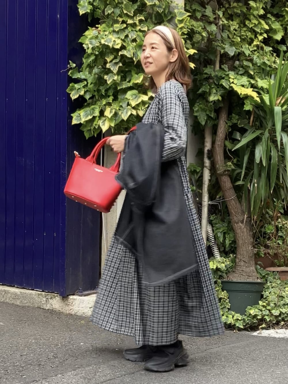 「フォルクシー、forksy、ワンピース、モッズコート、kings & queens New York、THE PLATINUM SELECT、パンクロック、英国、ロック、赤、サマンサ モスモス(Samansa Mos2)、Samansa Mos2、SM2、40代ファッション」｜「forksy.の【forksy.】ドロストシャーリングボリュームスリーブワンピース（ワンピース、ブラック系）」を使った、まゆみんさん（レディース・160cm）の春コーディネートの4枚目の写真