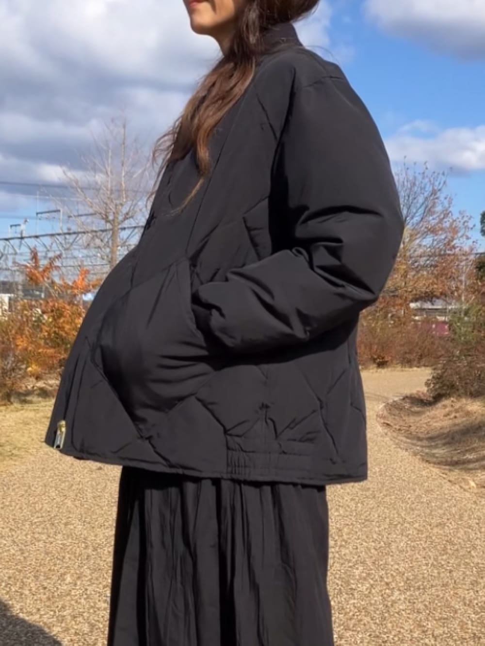 ブラック系のダウンジャケット/コートを着用したレディースの冬コーディネートの5枚目の写真