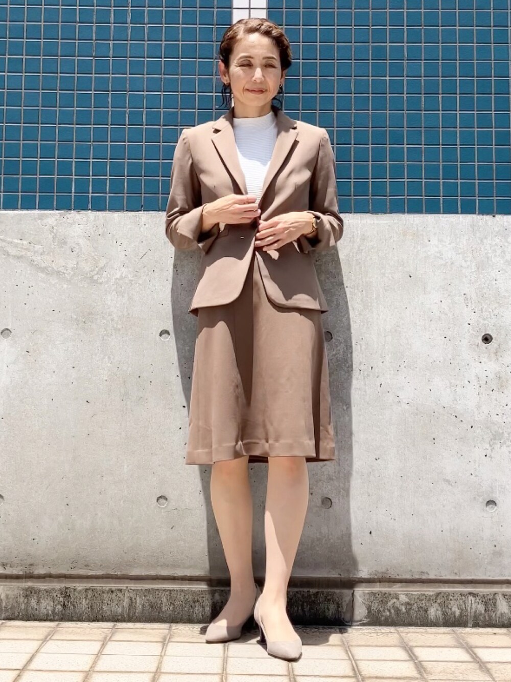 ブラウン系のスカート、ホワイト系のTシャツ/カットソー、ブラウン系のスーツセットを着用したレディースの夏コーディネートの5枚目の写真