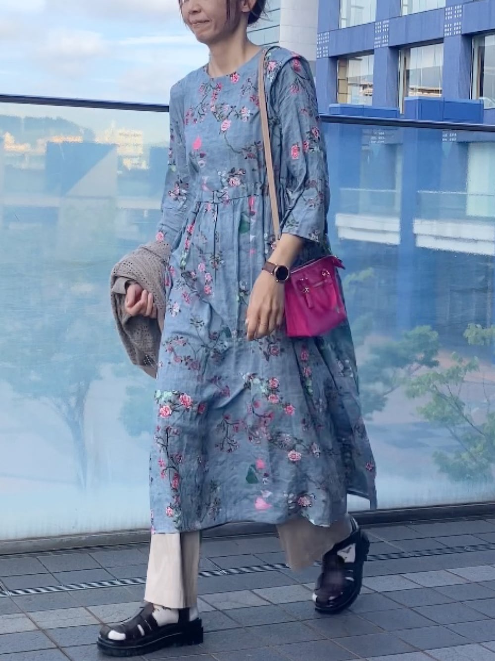 グレー系のワンピース/ドレス、ピンク系のショルダーバッグ、ベージュ系のパンツを着用したレディースの夏コーディネートの3枚目の写真