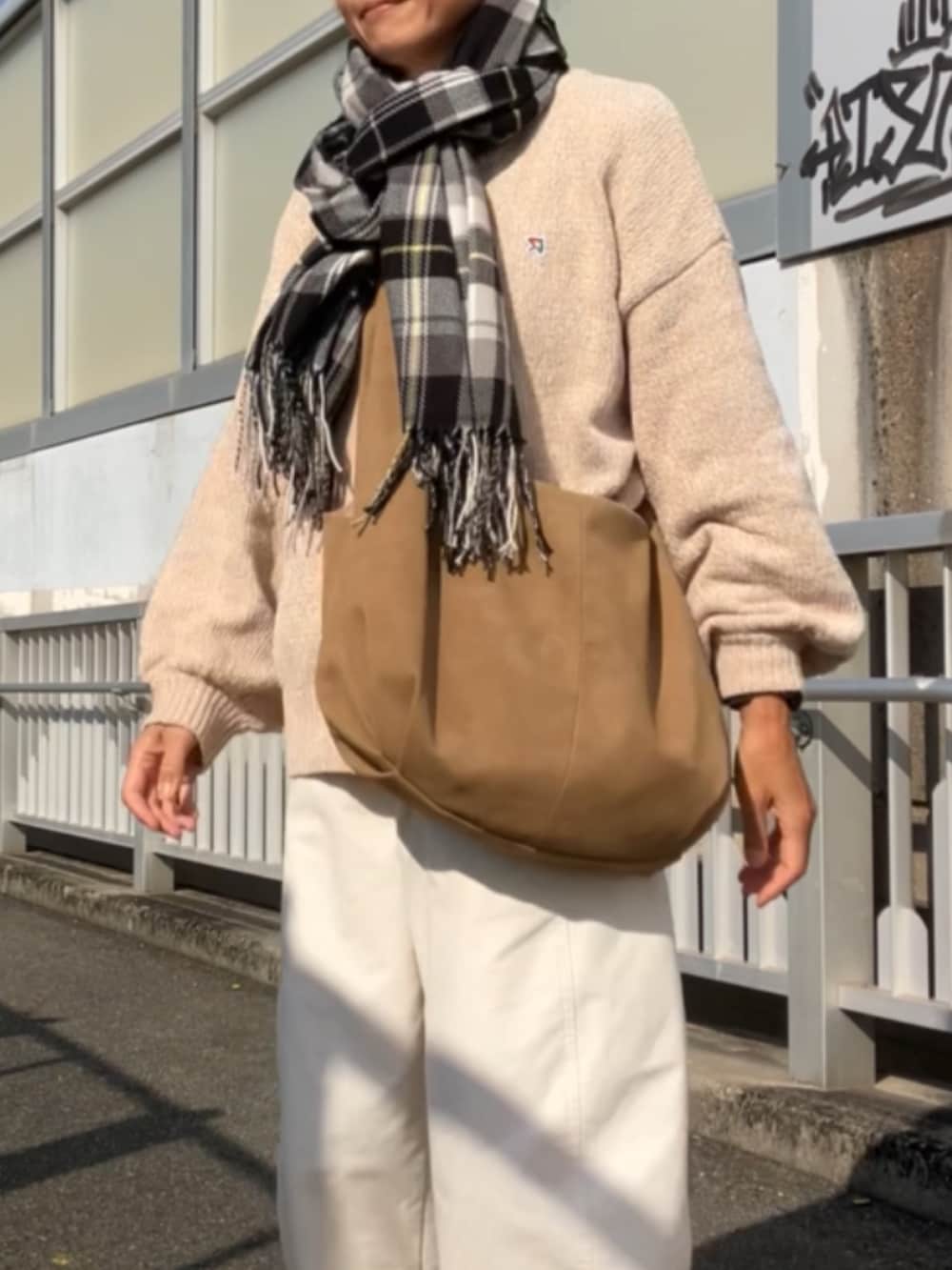 ベージュ系のニット/セーターを着用したレディースの秋コーディネートの4枚目の写真