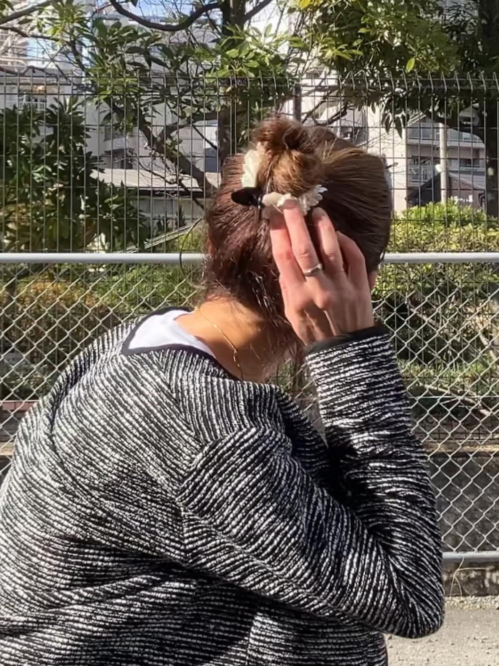 ブラック系のノーカラージャケット、ブラック系のジャンパースカート、ホワイト系のTシャツ/カットソーを着用したレディースの冬コーディネートの4枚目の写真