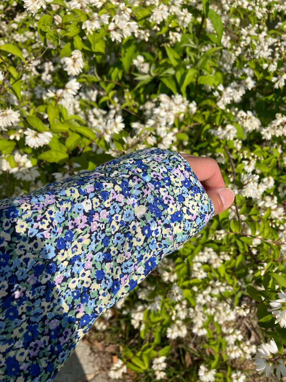 ブルー系のシャツワンピース、ホワイト系のサロペット/オーバーオール、ベージュ系のバッグを着用したレディースの春コーディネートの3枚目の写真