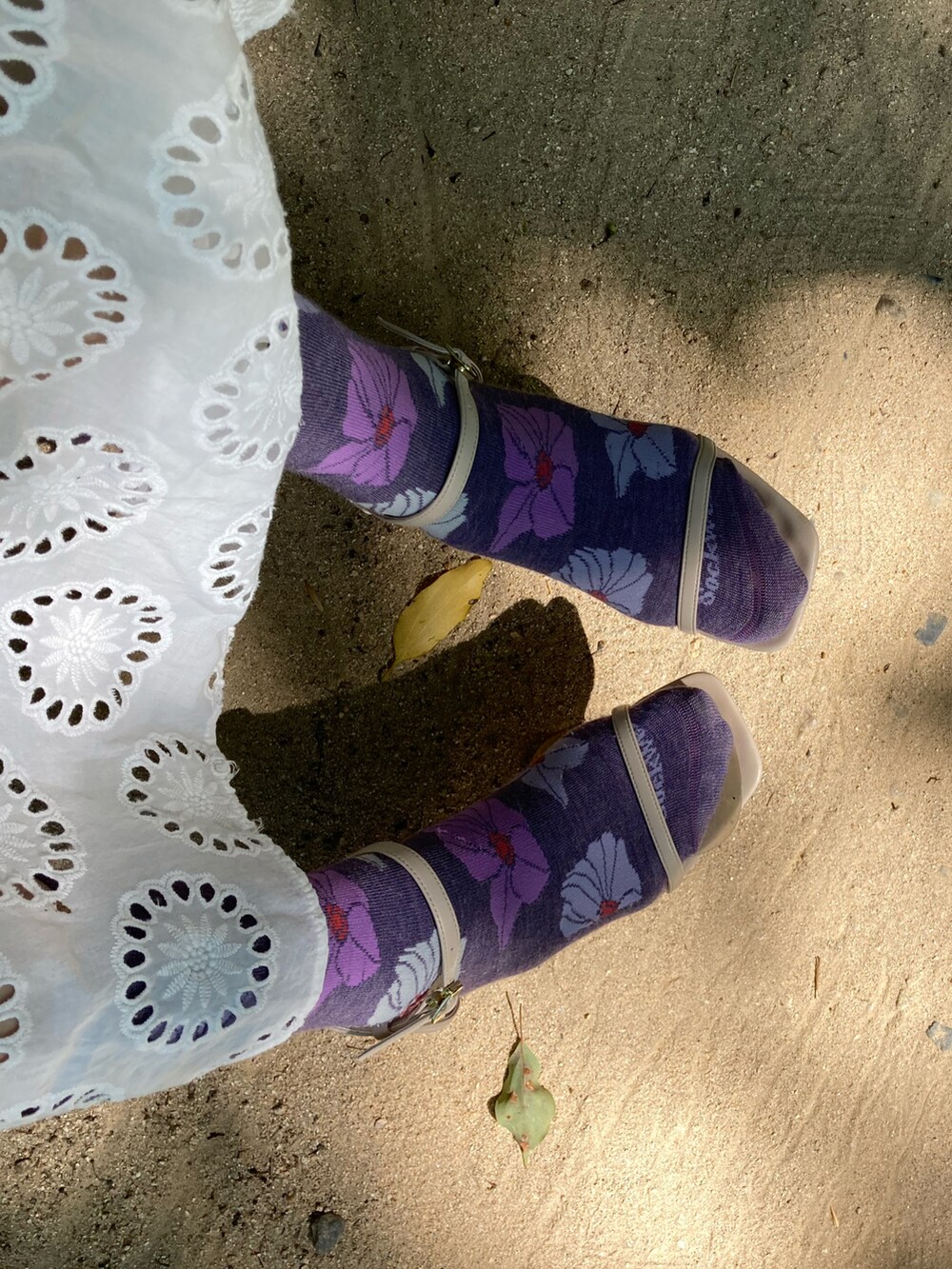 ベージュ系のかごバッグ、ベージュ系のベスト、ホワイト系のワンピース/ドレスを着用したレディースの夏コーディネートの4枚目の写真