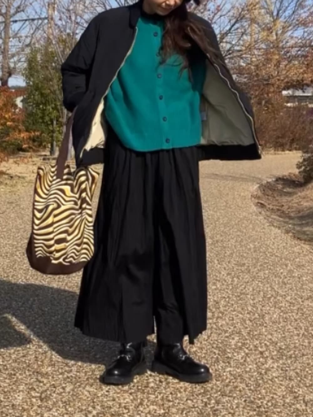 ブラック系のダウンジャケット/コートを着用したレディースの冬コーディネートの4枚目の写真