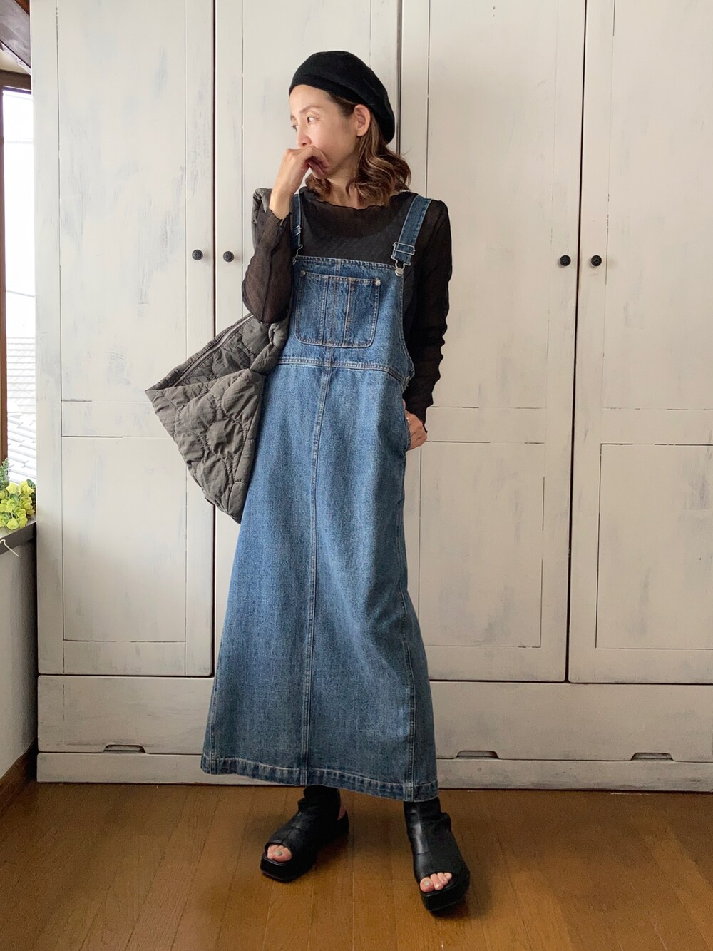 ブルー系のサロペット/オーバーオール、グレー系のショルダーバッグ、ブラック系のブーツを着用したレディースの夏コーディネートの2枚目の写真