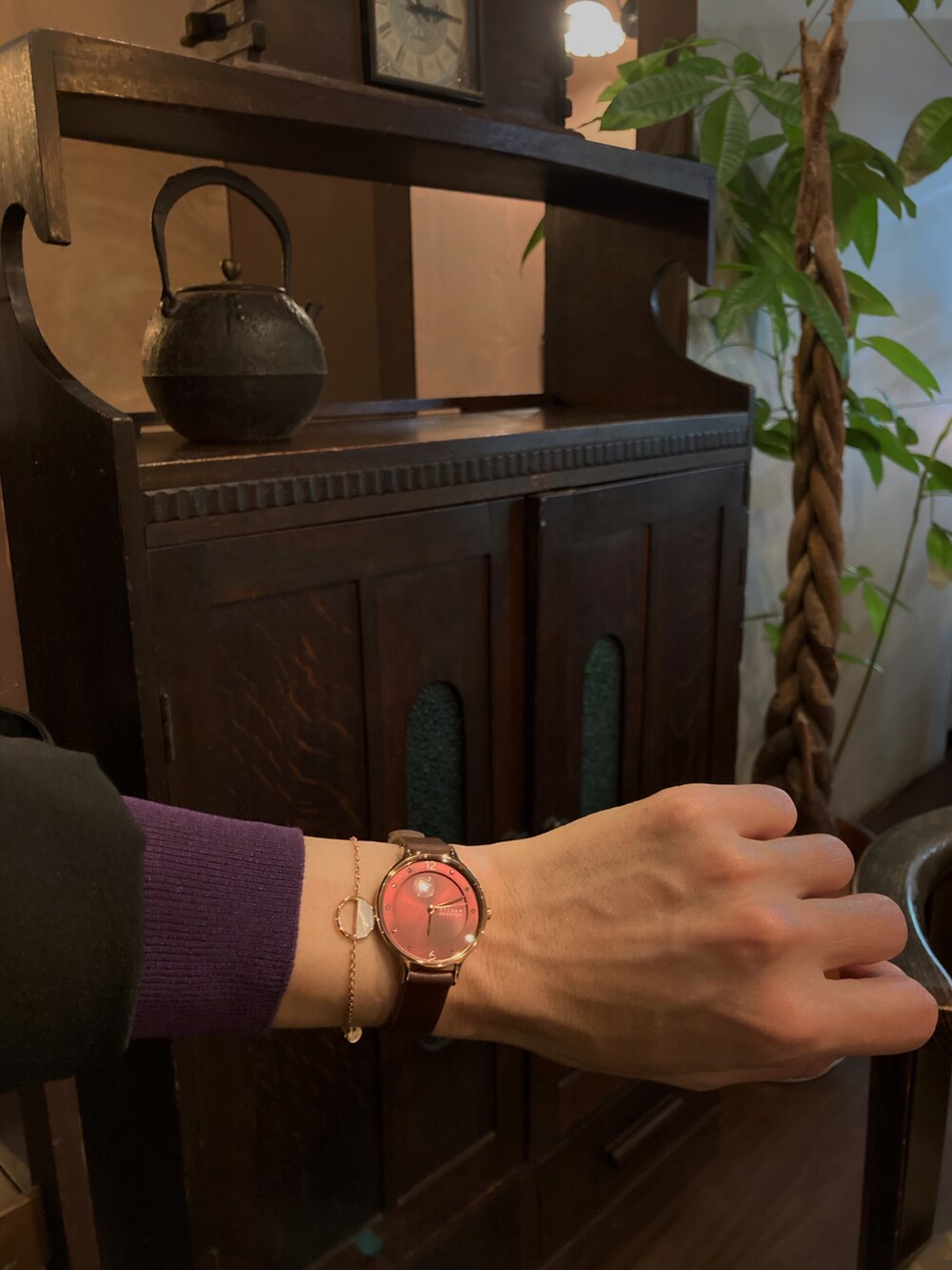 ブラック系のスーツセット、パープル系のカーディガン/ボレロ、ブラック系のスカートを着用したレディースの秋コーディネートの3枚目の写真