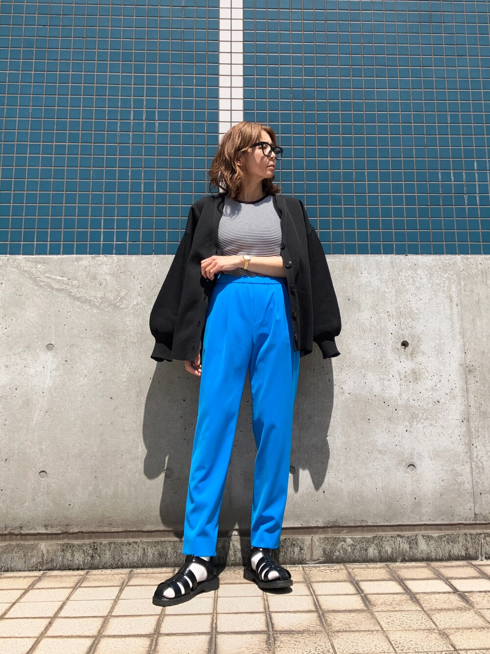 ブラック系のタンクトップ、ブルー系のその他パンツ、ブラック系のサンダルを着用したレディースの春コーディネートの3枚目の写真