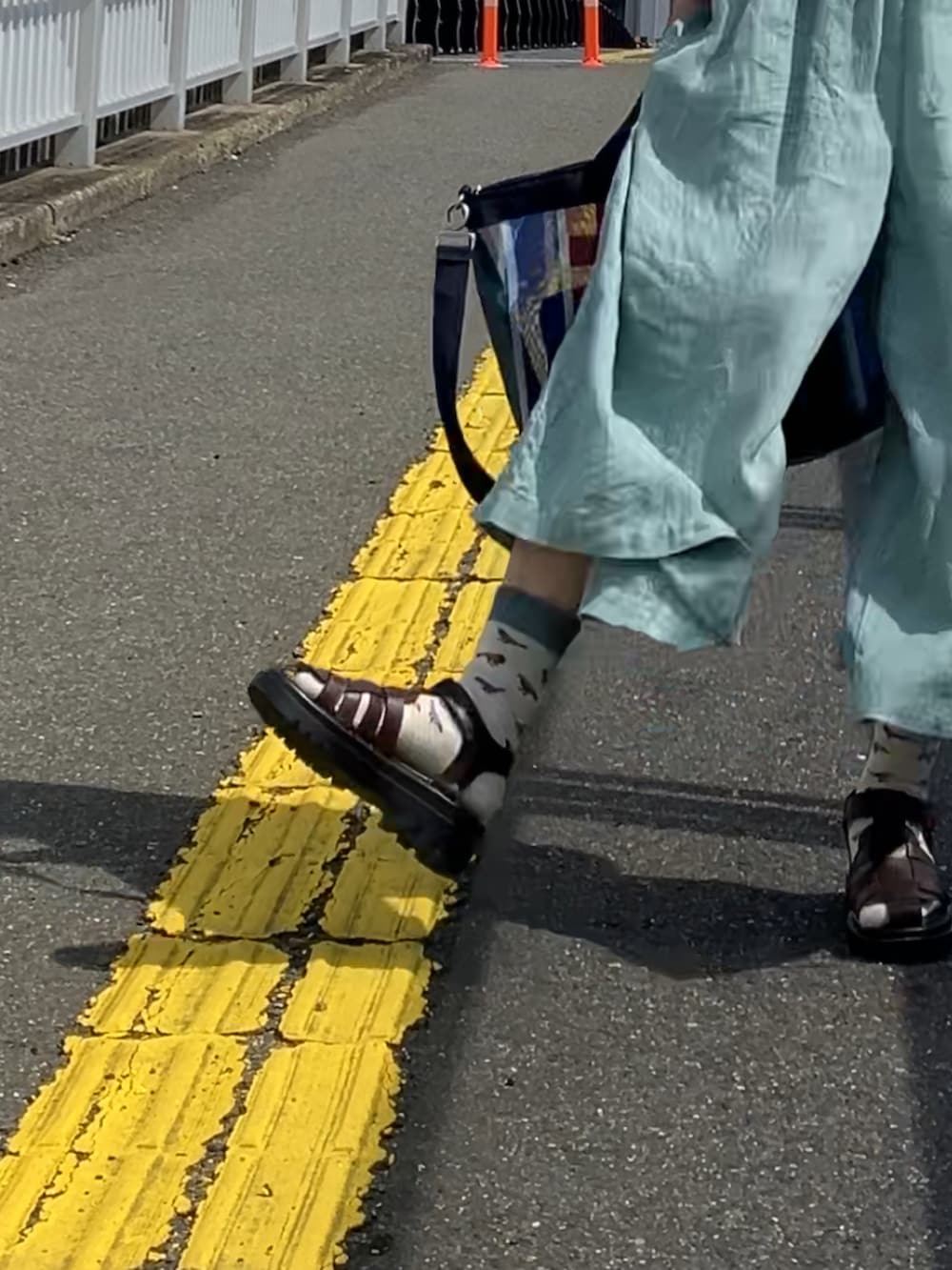 レッド系のバッグ、ベージュ系のキャップを着用したレディースの夏コーディネートの4枚目の写真