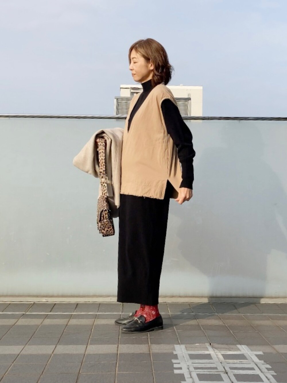 「apretro、ミドル丈、コクーンシルエット、ノーカラーコート、renorm、リノーム、ニットワンピース、Sockwell、ソックウェル、柄ソックス、moussy、柄バッグ、レオパード柄、マウジー、40代ファッション」｜「ap retroのノーカラーVネックミディコート（ノーカラーコート、ベージュ系）」を使った、まゆみんさん（レディース・160cm）の秋コーディネートの4枚目の写真