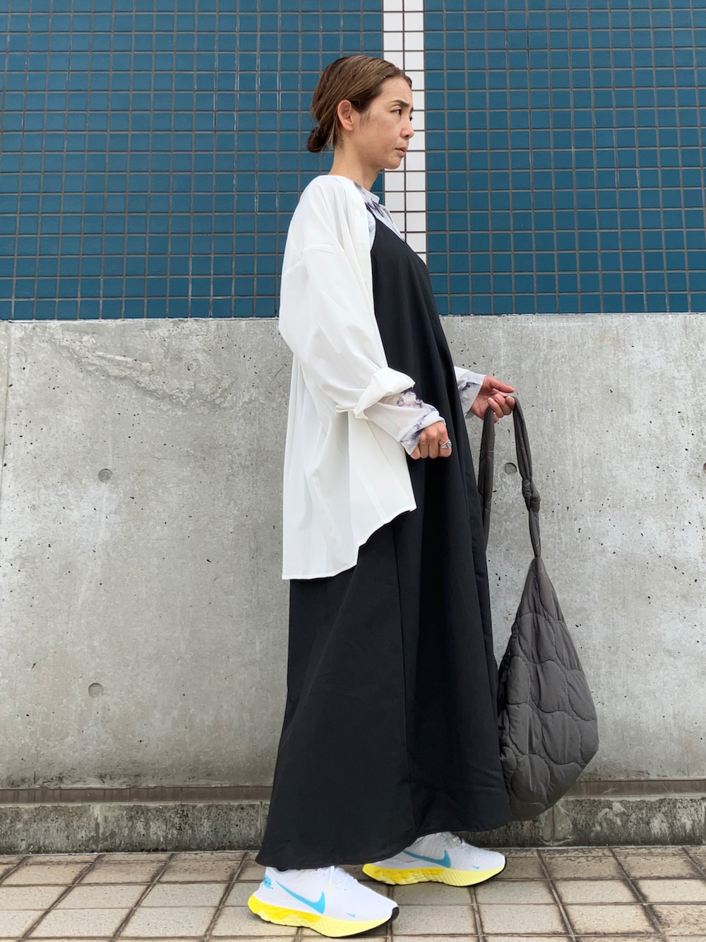 ホワイト系のシャツ/ブラウス、グレー系のその他トップス、ブラック系のワンピース/ドレスを着用したレディースの春コーディネートの5枚目の写真