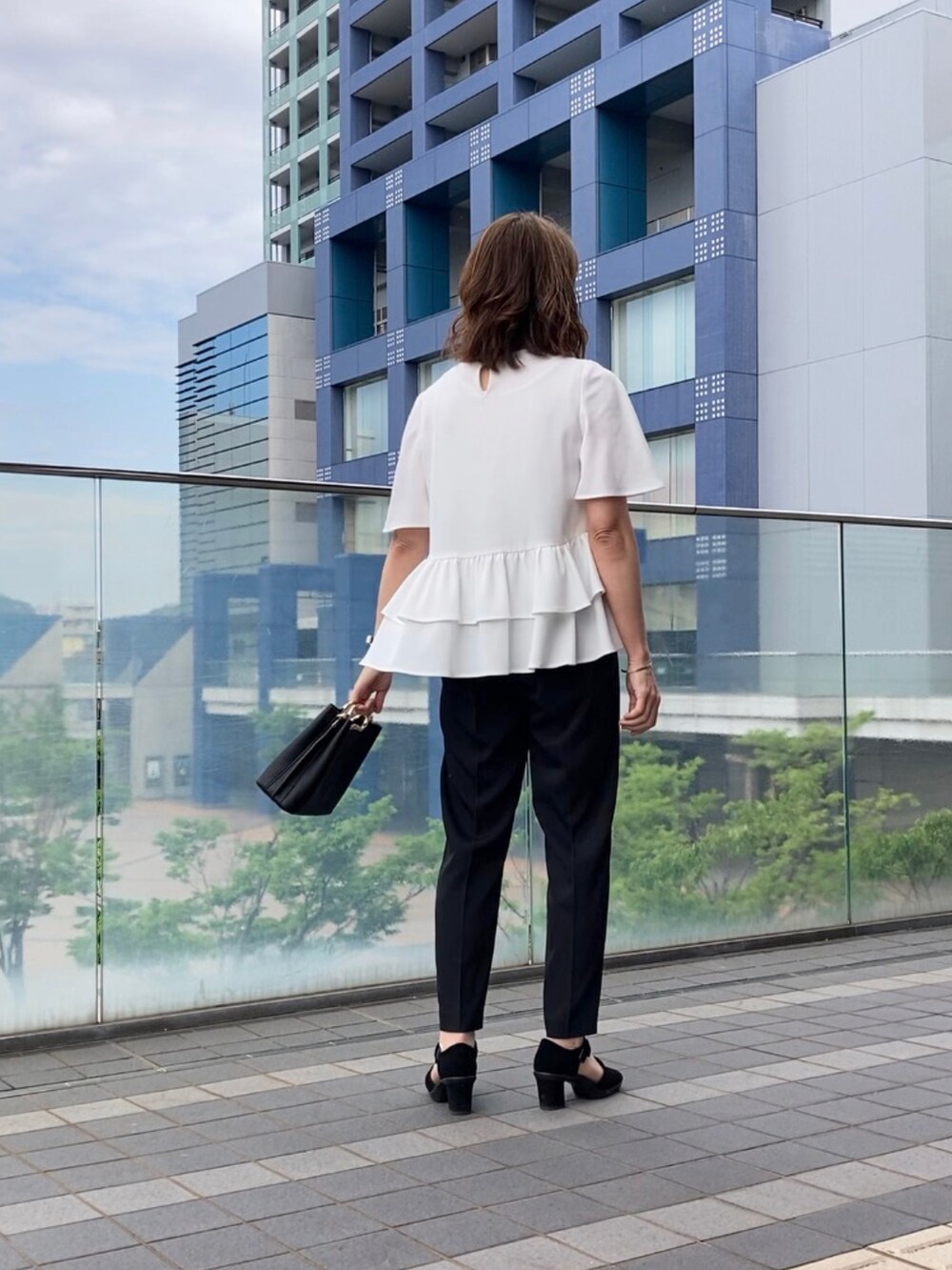 「セットアップ、ティアード、テーパードパンツ、ホワイトジョーラ、WHITE JOOLA、fitfit、salon de ruban」｜「WHITE JOOLAの【洗濯機で洗える！・WEB限定】フレアー半袖ティアードブラウス＆センタープレス入りテーパードパンツ2点セットアップ（スーツセット、ホワイト系）」を使った、まゆみんさん（レディース・160cm）の春コーディネートの3枚目の写真