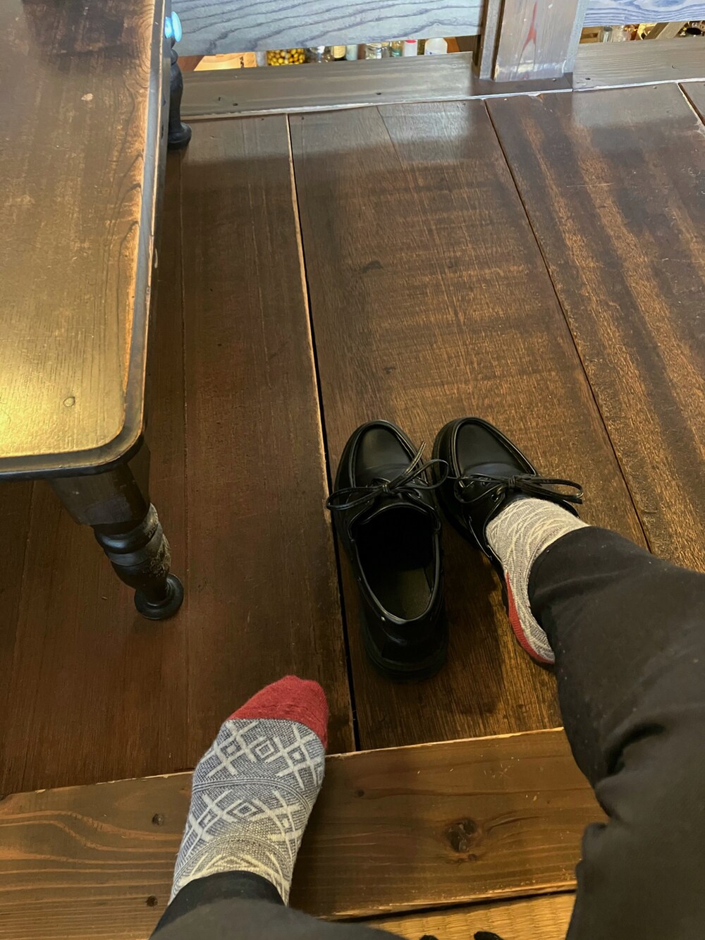 ブラック系のモカシン/デッキシューズ、ホワイト系のスウェット、ベージュ系のノーカラーコートを着用したレディースの冬コーディネートの4枚目の写真