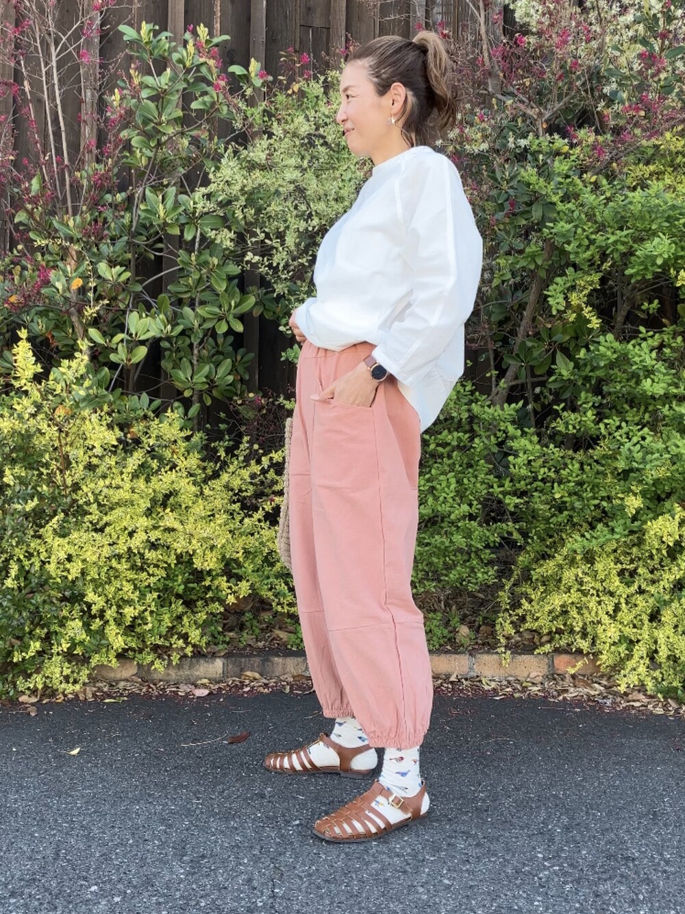 「ピンク、ピンクコーデ、カラーパンツ、バルーンパンツ、かぼちゃパンツ、clothesshopedo、edo、40代ファッション、ナチュラル、ナチュラルスタイル」｜「Clothes shop édoのコットンリネンリラックスパンツ（パンツ、ピンク系）」を使った、まゆみんさん（レディース・160cm）の春コーディネートの3枚目の写真
