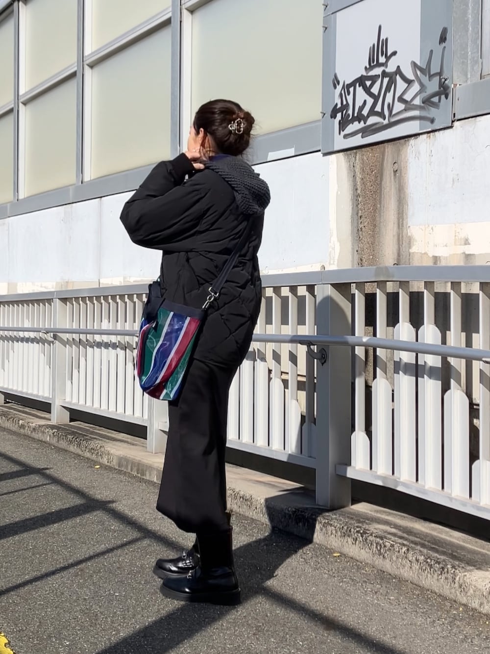 ブラック系のダウンジャケット/コートを着用したレディースの冬コーディネートの3枚目の写真