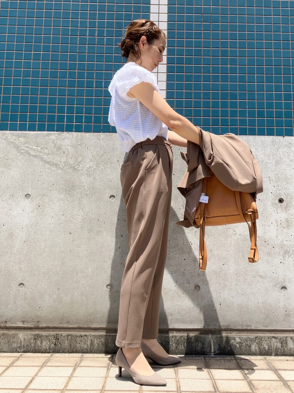「オフィスカジュアル、スーツ、セットアップ、ジャケット、テーラードジャケット、Emilyan、リボンブラウス、涼しい、Le temps riche、ルタンリッシュ、40代ファッション、アラフィフ、お仕事コーデ」｜「Le temps richeのコットンドビーバックリボンパフスリーブブラウス ＜Le temps riche＞（シャツ/ブラウス、ホワイト系）」を使った、まゆみんさん（レディース・160cm）の夏コーディネートの4枚目の写真