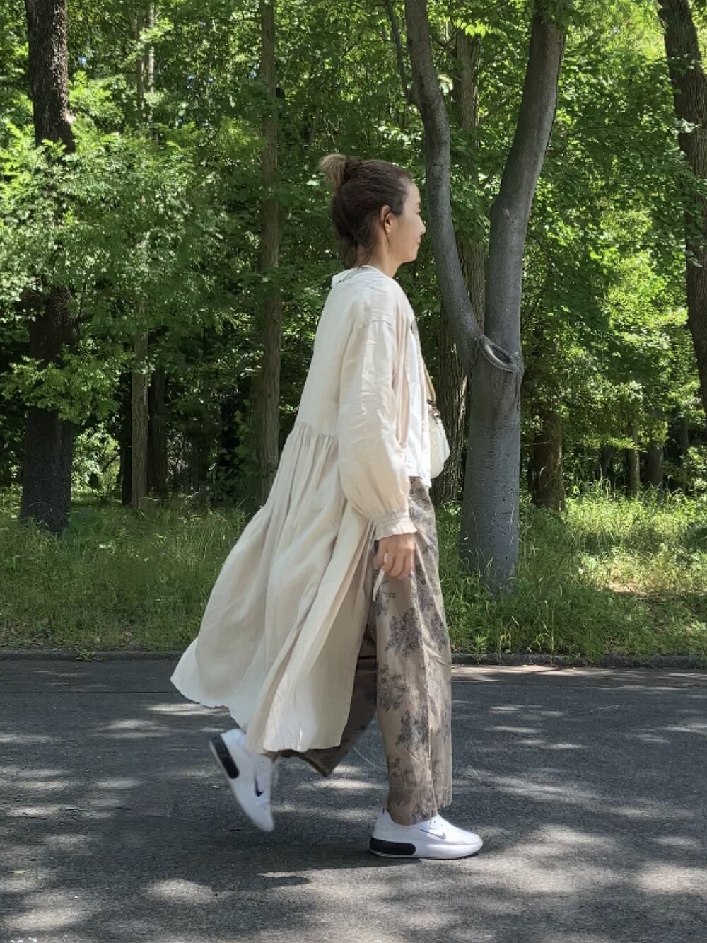 「ナチュラル、ナチュラルスタイル、40代ファッション、アラフィフコーデ、かっぽう着、リネンワンピース、ショルダーバッグ、USポロ、Crea delice、リネン」｜「かっぽう着屋のかっぽう着ワンピース　リネンMサイズ（エプロン、ベージュ系）」を使った、まゆみんさん（レディース・160cm）の春コーディネートの2枚目の写真