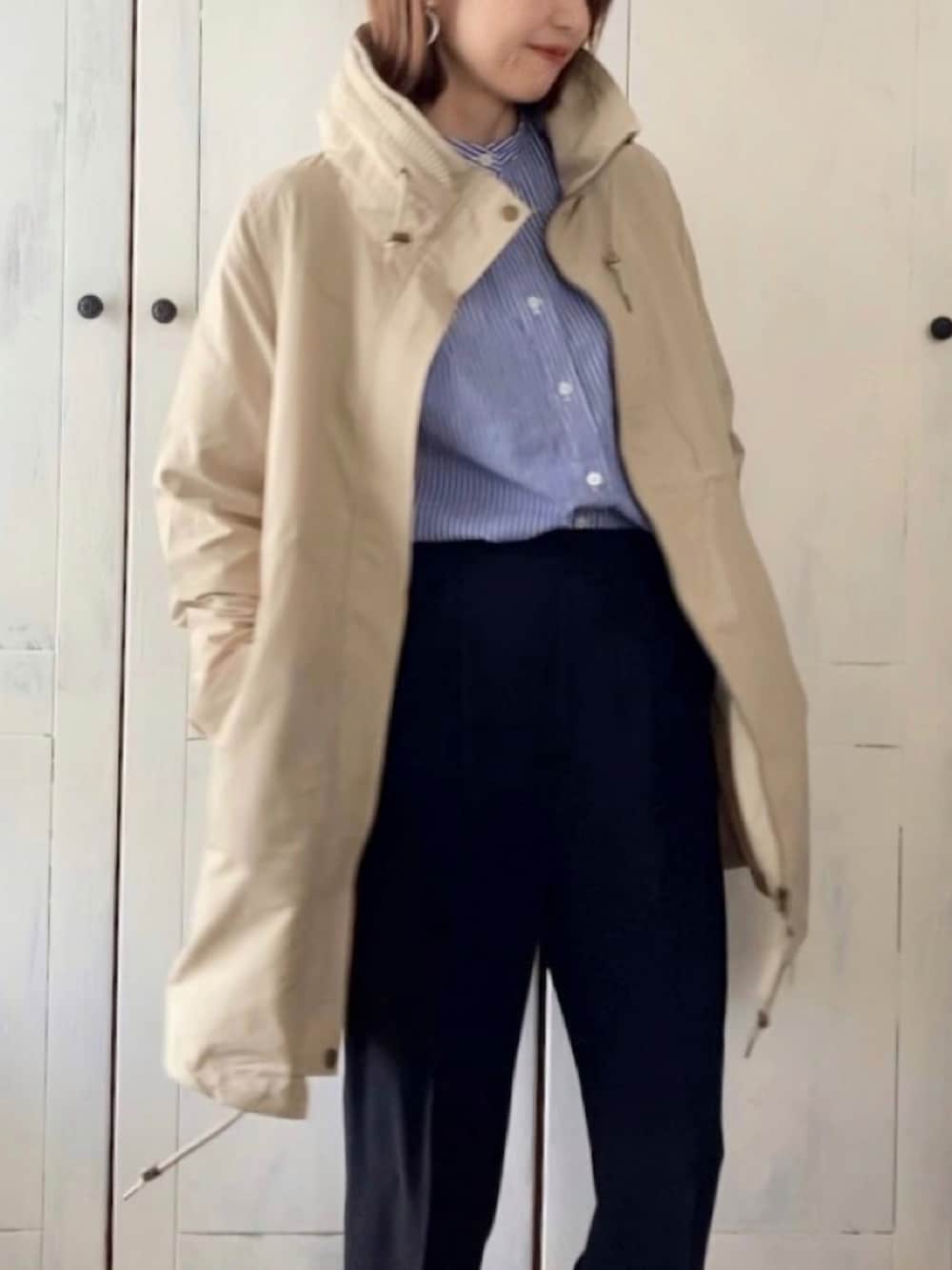 ベージュ系のジャケット/アウター、ブルー系のシャツ/ブラウス、ブラック系のスーツセットを着用したレディースの春コーディネートの2枚目の写真