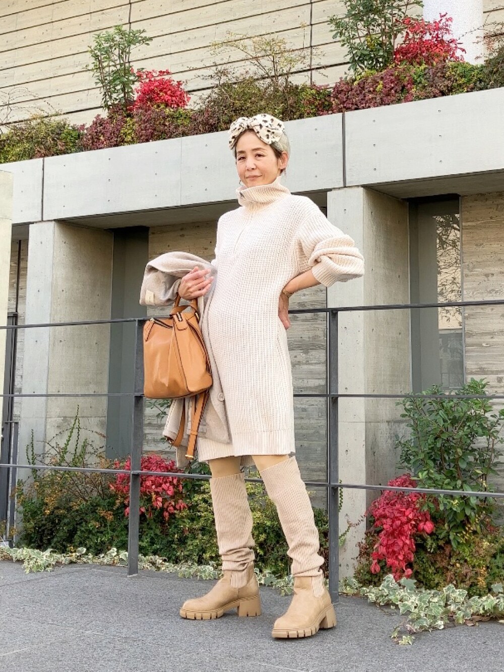 「ニーハイブーツ、new bella、冬のコーデ、ミニワンピ、ニットワンピース、ヘアバンド、淡色コーデ、40代ファッション」｜「New BellaのBritish Style Chunky Heeled Thick-soled Boots（ブーツ、ベージュ系）」を使った、まゆみんさん（レディース・160cm）の冬コーディネートの4枚目の写真