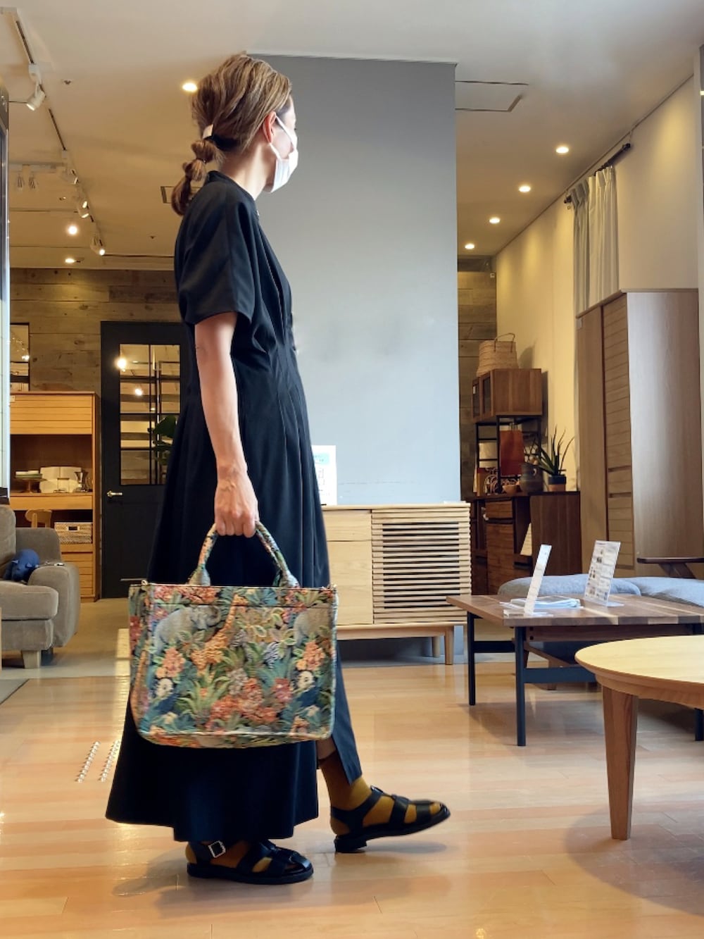 ブラック系のワンピース、その他のトートバッグ、ブラック系のサンダルを着用したレディースの夏コーディネートの2枚目の写真