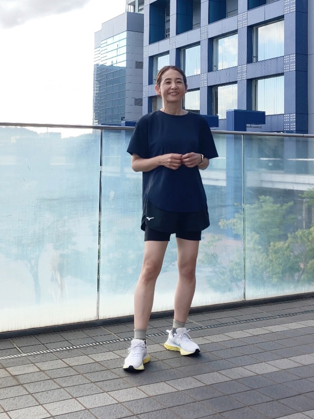 ブラック系のパンツ、ホワイト系のショルダーバッグ、ブラック系のパンツを着用したレディースの秋コーディネートの4枚目の写真