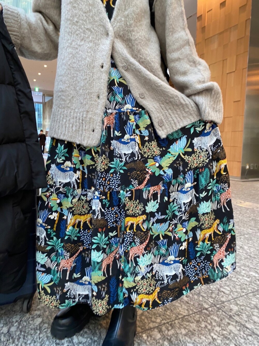 「旅行コーデ、出張、デート、サファリ、動物柄、ティアードワンピース、mananasuerte、エコダウン、apretro、サイドゴアブーツ、vivian、バックパック、リュック、GASTONLUGA、ガストンルーガ」|「manana suerteのサファリプリントワンピース(ワンピース、ブラック系)」を使った、まゆみんさん(レディース・160cm)の冬コーディネートの2枚目の写真