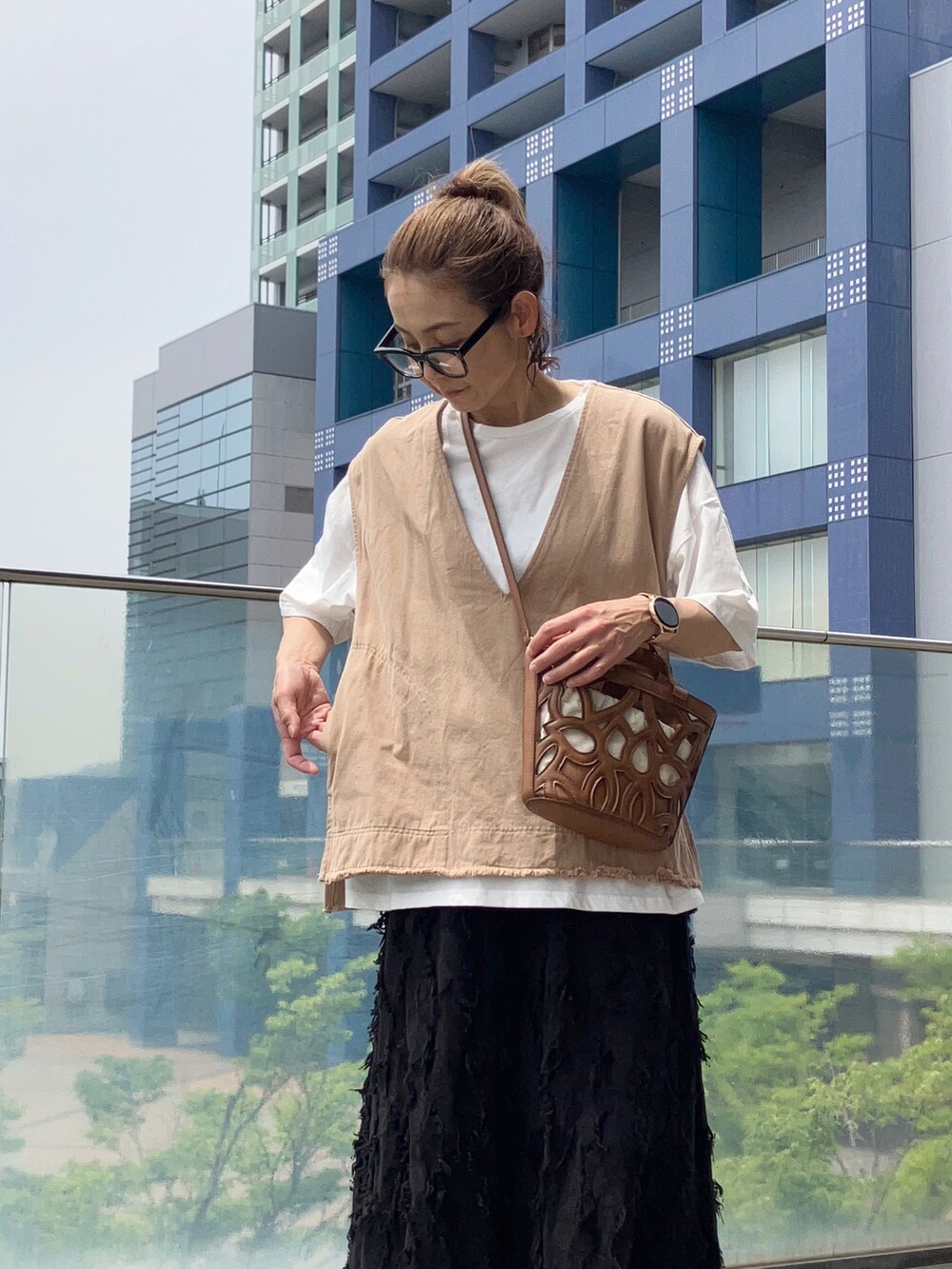 「大人カジュアル、apretro、ベスト、Tシャツ、ロングスカート、柄ソックス、Sockwell、着圧ソックス、40代ファッション、アラフィフ」｜「ap retroのディープVネックポケット付きベスト（ベスト、ベージュ系）」を使った、まゆみんさん（レディース・160cm）の春コーディネートの2枚目の写真