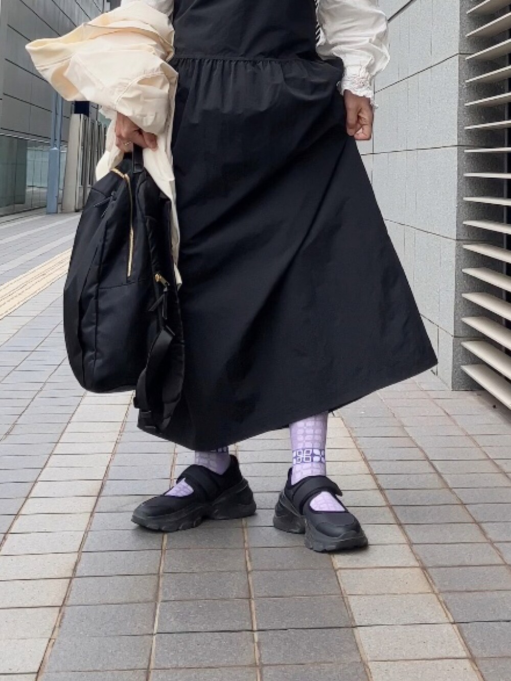 ホワイト系のMA-1、ホワイト系のシャツ/ブラウス、ブラック系のワンピース/ドレスを着用したレディースの春コーディネートの5枚目の写真