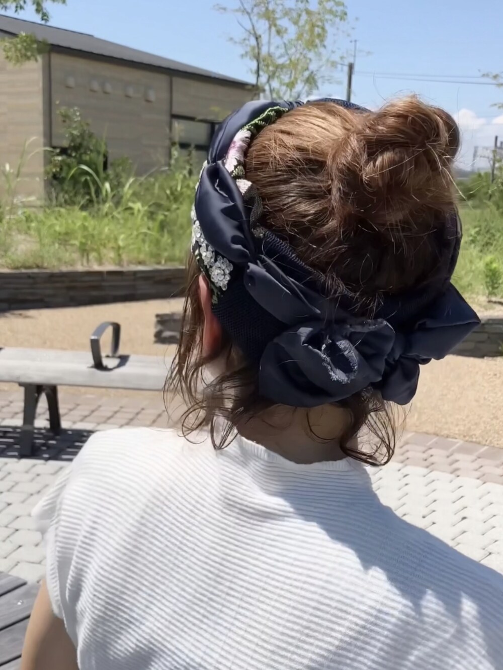 グリーン系のバックパック/リュック、ホワイト系のTシャツ/カットソー、ブルー系のデニムパンツを着用したレディースの夏コーディネートの3枚目の写真