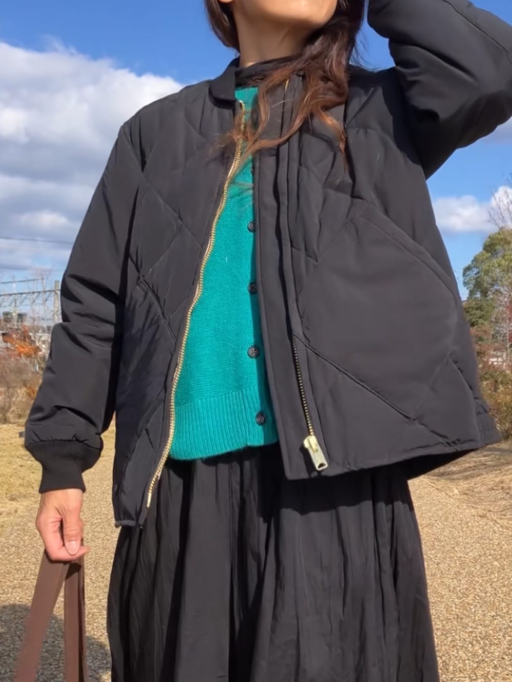 ブラック系のダウンジャケット/コートを着用したレディースの冬コーディネートの2枚目の写真