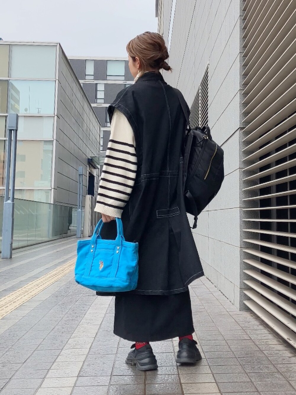 「モッズコート、ロングベスト、forksy.、フォルクシー、USポロ、デニムトートバッグ、トートバッグ、柄ソックス、Sockwell、ZARA、40代ファッション」|「forksy.の【forksy.】2WAYデニムモッズコート/ベスト(モッズコート、ブラック系)」を使った、まゆみんさん(レディース・160cm)の冬コーディネートの2枚目の写真