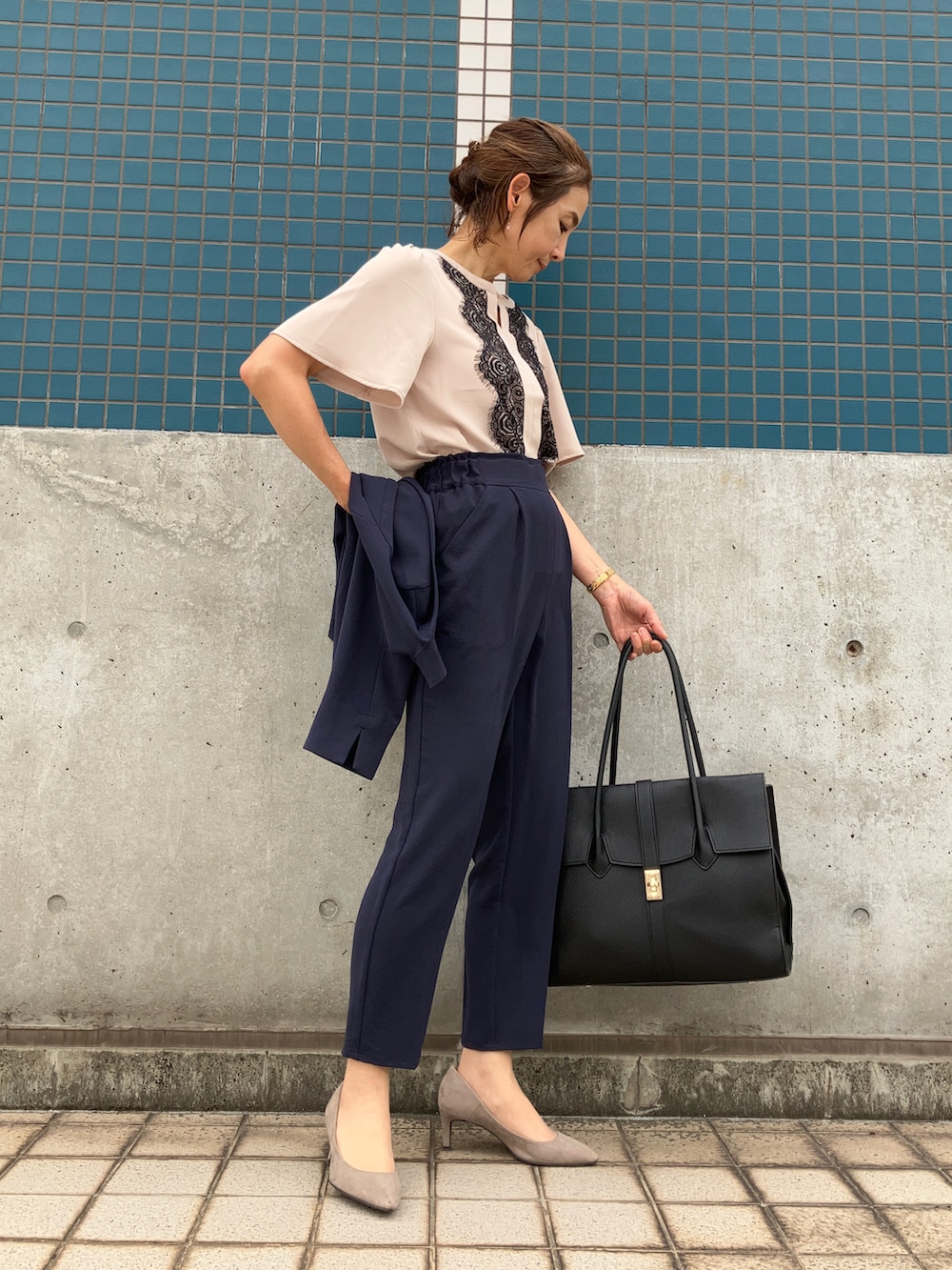 ベージュ系のシャツ/ブラウス、ブルー系のスーツセット、ブラック系のビジネスバッグを着用したレディースの夏コーディネートの4枚目の写真