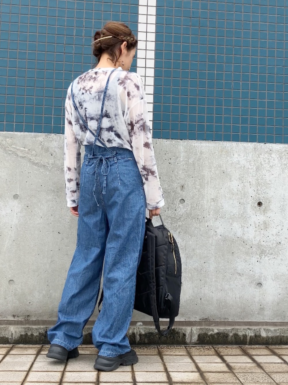 「SOMETHING、サムシング、サロペット、deuxamour、シアートップス、ZARA、40代ファッション、アラフィフ」｜「SOMETHINGのSOMETHING ２WAYリボンサロペット【日本製】（サロペット/オーバーオール、ブルー系）」を使った、まゆみんさん（レディース・160cm）の春コーディネートの3枚目の写真