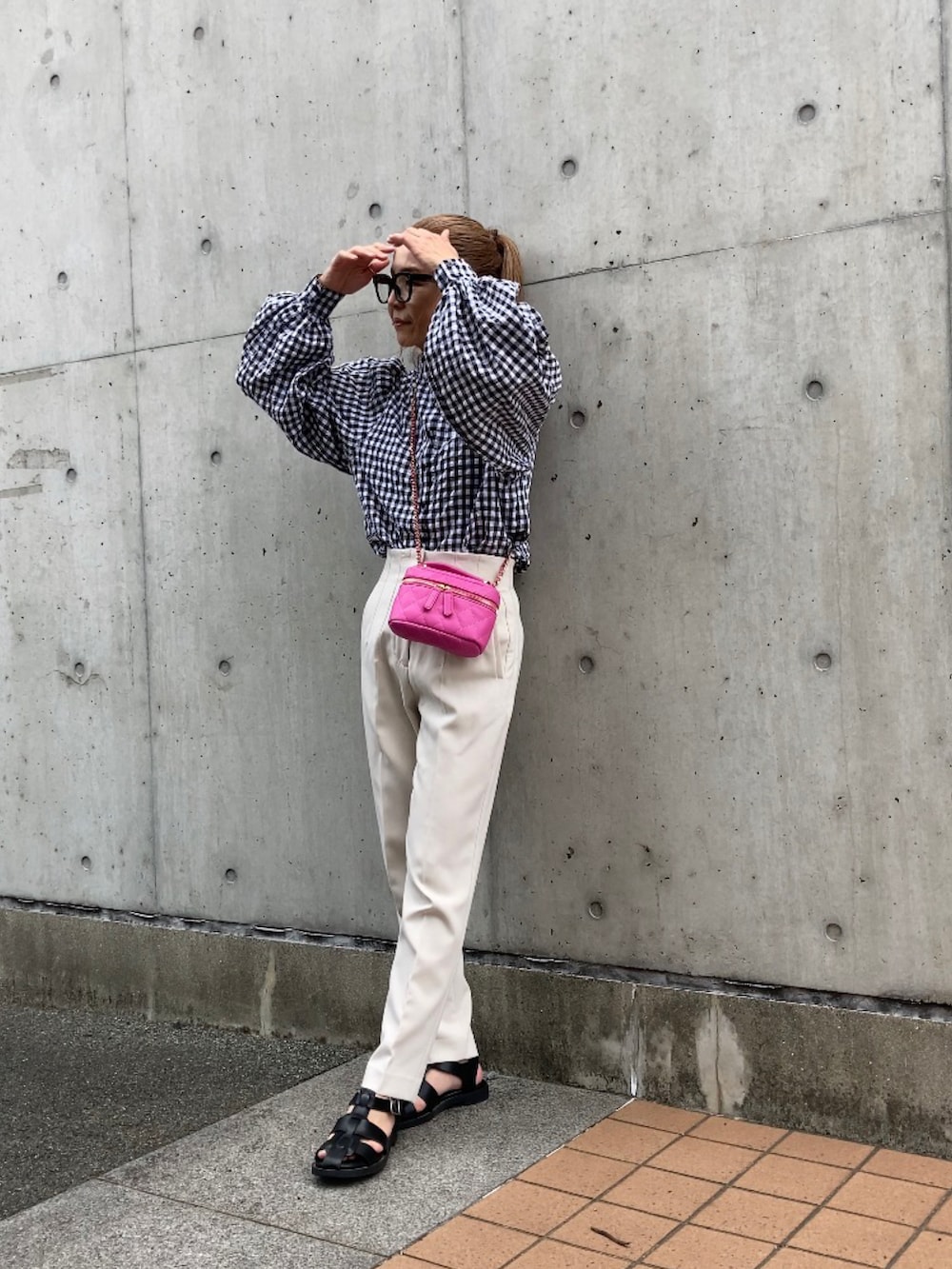 ブラック系のシャツ/ブラウス、ホワイト系のパンツ、ピンク系のショルダーバッグを着用したレディースの夏コーディネートの2枚目の写真
