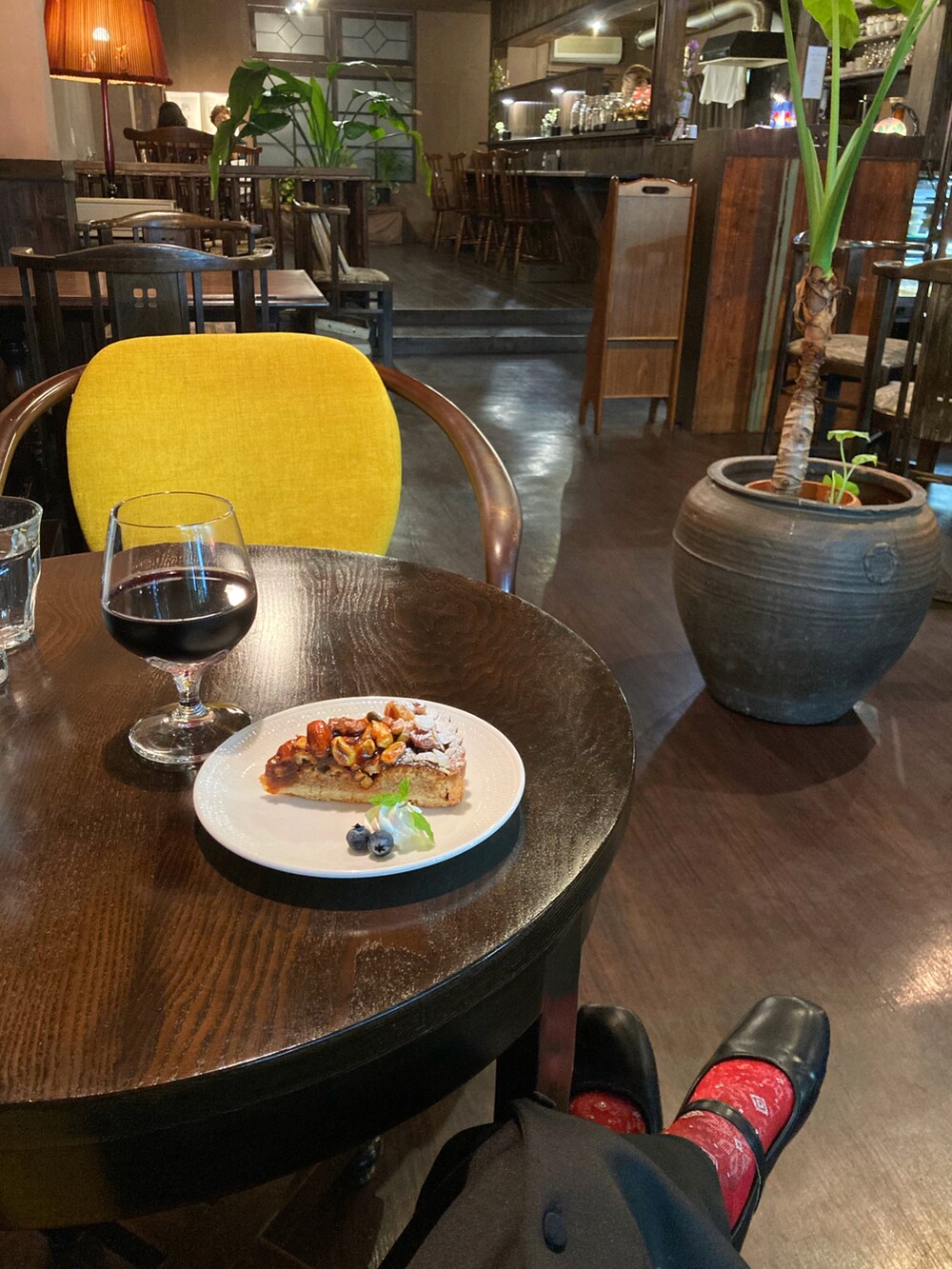 ブラック系のシャツ/ブラウス、ブラック系のジャンパースカート、グレー系のショルダーバッグを着用したレディースの秋コーディネートの5枚目の写真