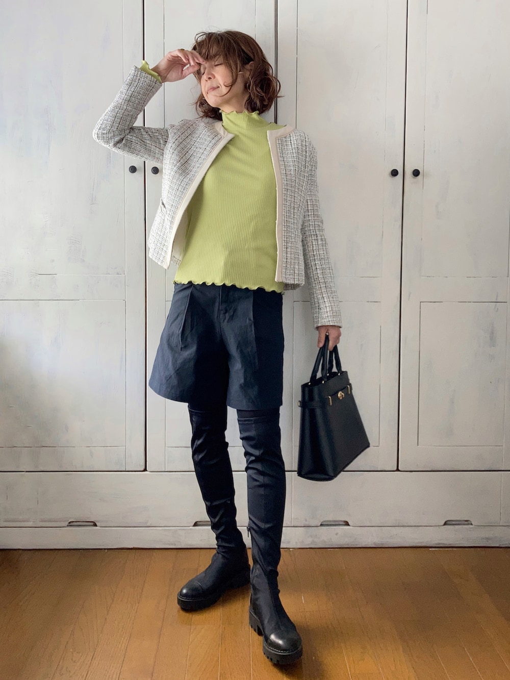 ブルー系のスーツセット、グリーン系のTシャツ/カットソー、ブラック系のその他パンツを着用したレディースの冬コーディネートの2枚目の写真