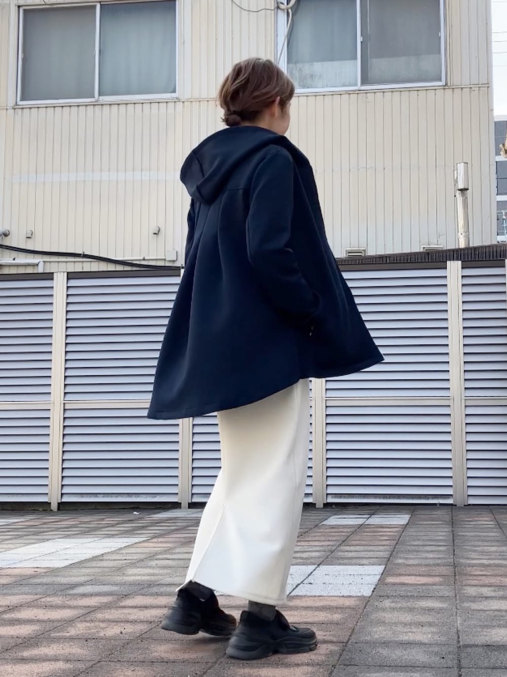 ブルー系のパーカー、ホワイト系のジャンパースカート、ブルー系のシャツ/ブラウスを着用したレディースの春コーディネートの4枚目の写真