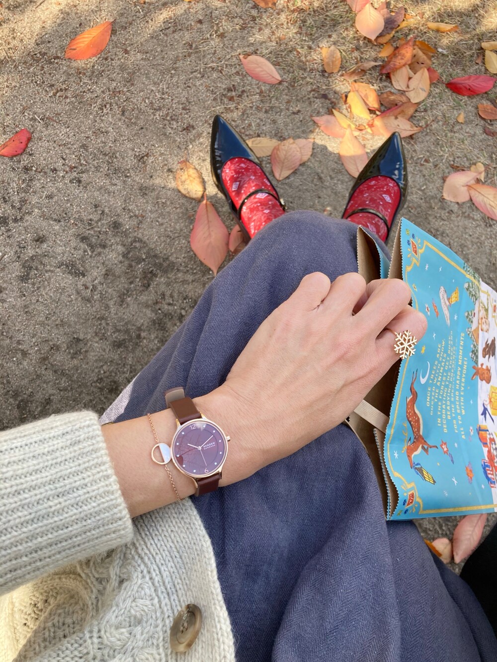 ホワイト系のカーディガン/ボレロ、グレー系のワンピース/ドレス、ブラック系のシューズを着用したレディースの秋コーディネートの2枚目の写真